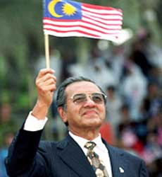 (بائع) موز الى (حاكم) ماليزيا قصة كفاح نجاح لرجل مسلم