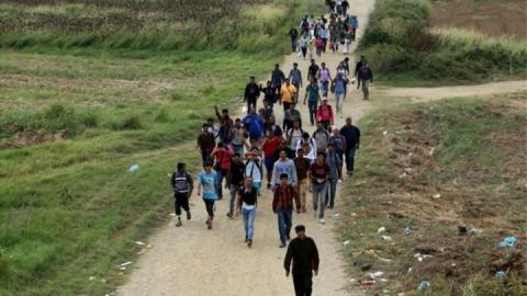 القافلة العاشرة migrants_frontiere_grece_macedoine07-09-15.jpg?itok=DukB7-c6